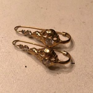 18K gold earrings with white sapphire